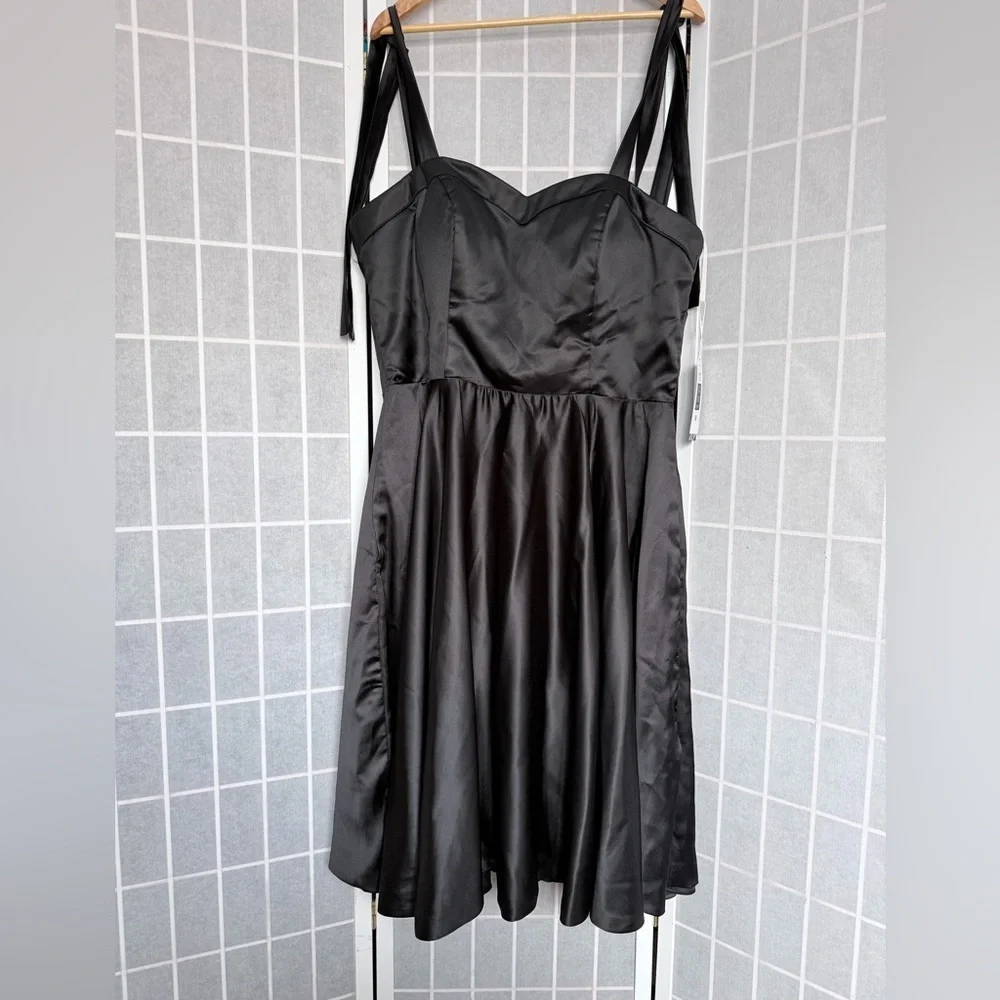 Elegant Black Satin Dress - Picture 2 of 12